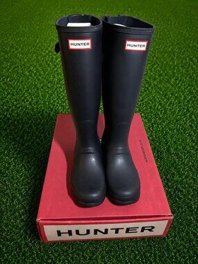 NEW IN ORIGINAL BOX! HUNTER TALL BOOT WOMENS 7 - NAVY